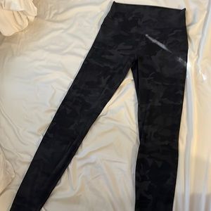 Lululemon Align, Incognito Camo Multi Grey. 28 inches. Size 6 leggings